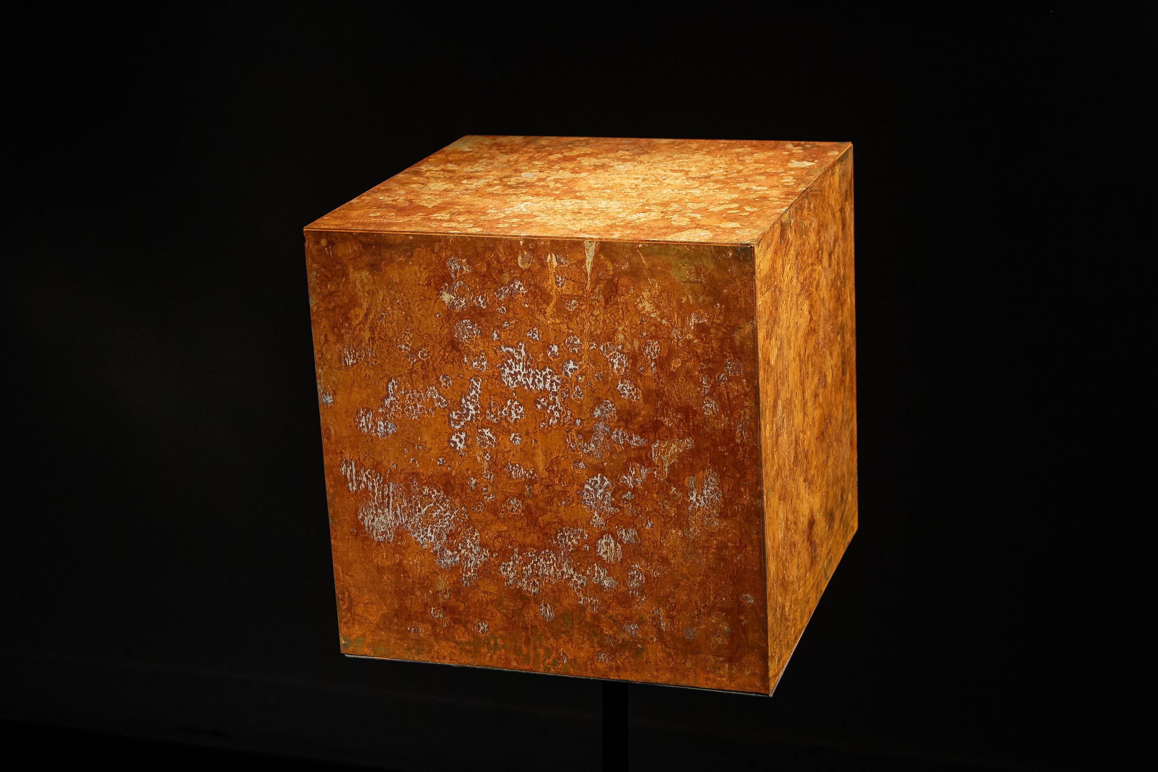 de ooho II — installation view with steel cube and wooden support.