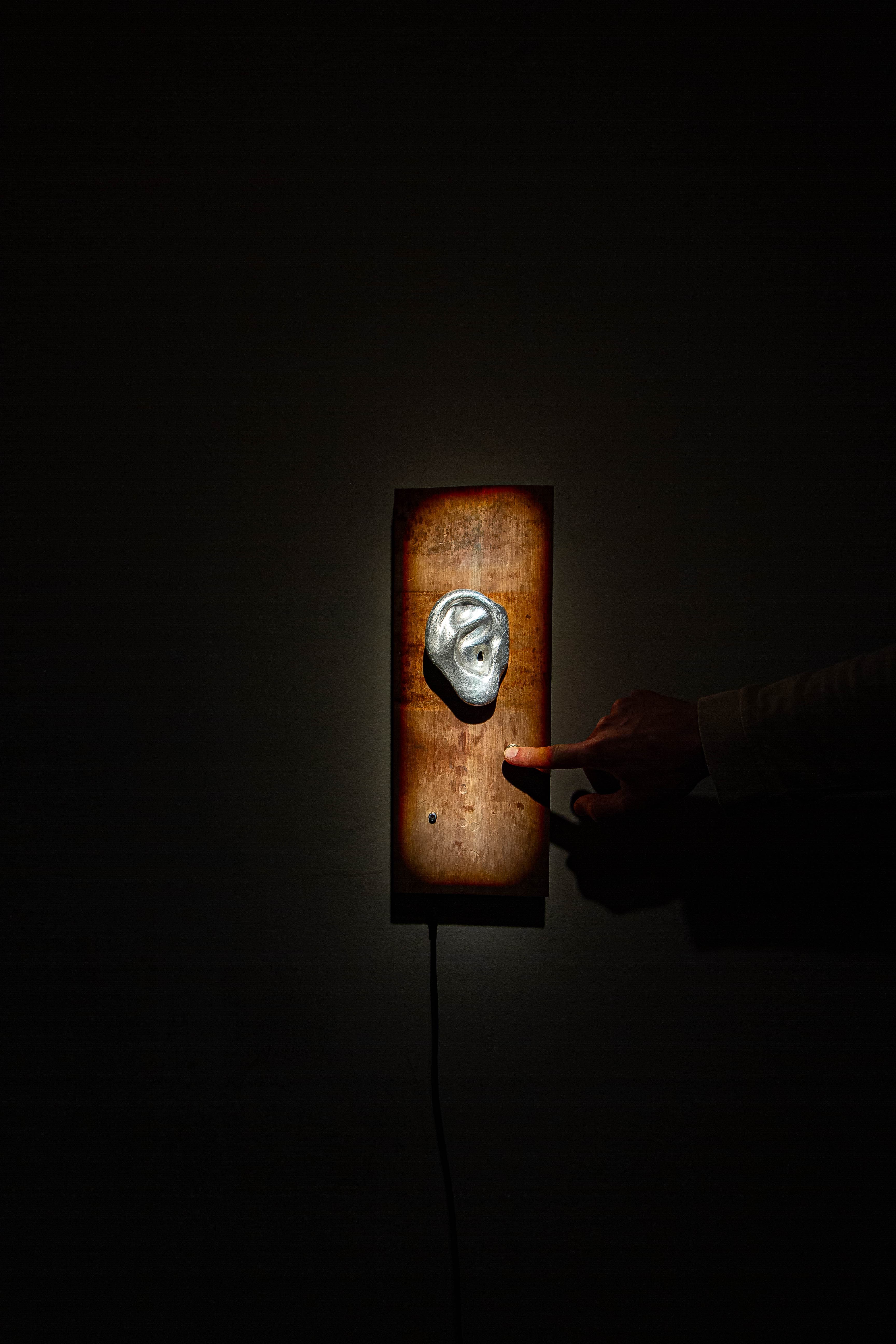de ooho II — vertical installation detail with found wood and electronics.