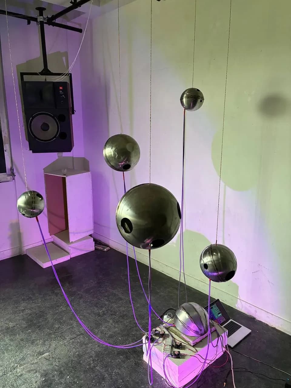 SHATAT — metal spheres (IKEA bowls) as feedback network, setup view.