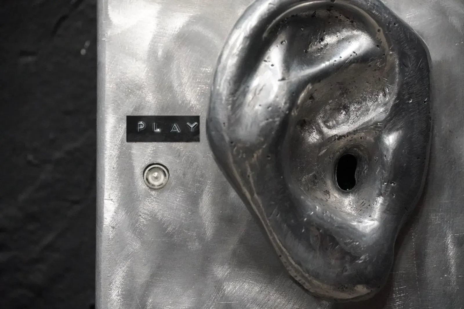 The ooho — close-up of the ear-shaped device.